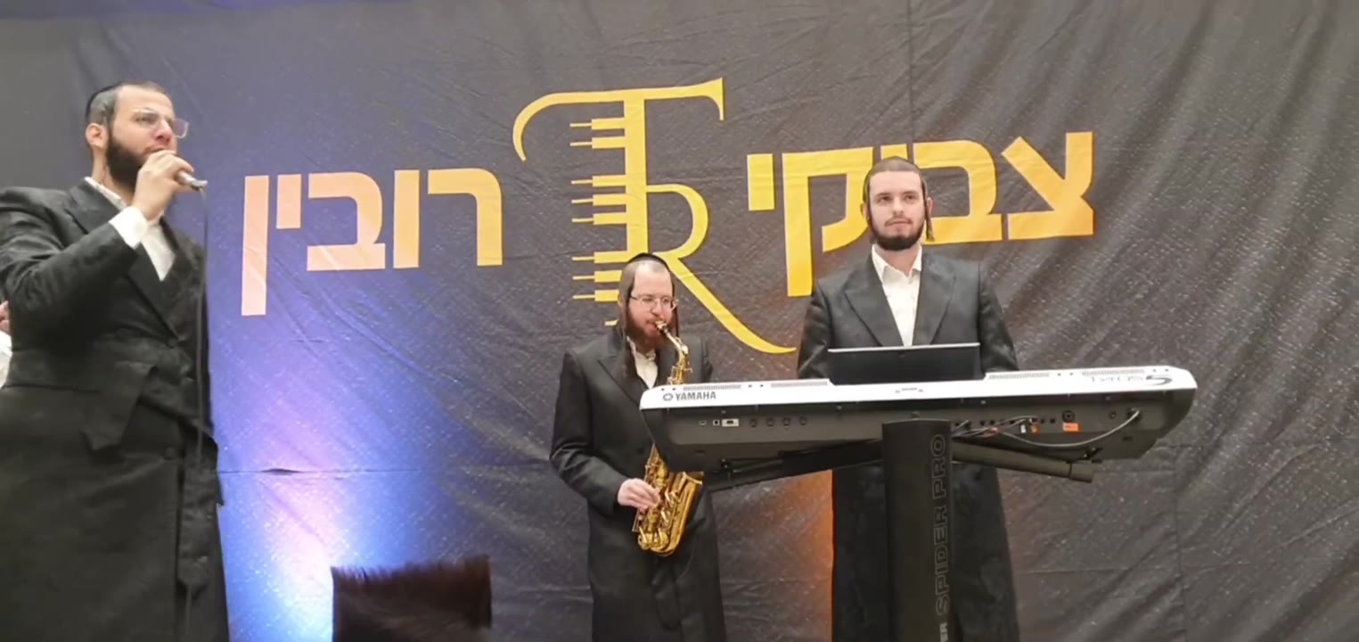 שרוליק קלצקין עם הקלידן צביקי רובין על הסקסופון נתן אטינגר