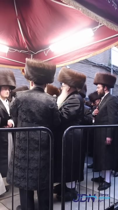 האדמו"ר מסקאליע ביי סידור קידושין ביים שמחת החתונה פון בנו