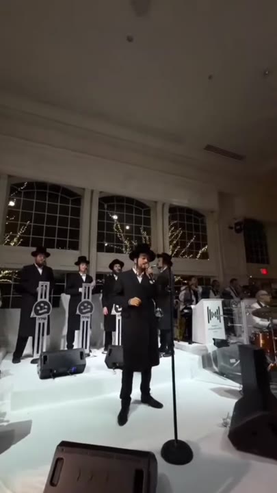 Mendy Hershkowitz 🎹 Meilech Braunstein 🎤 Shira Choir