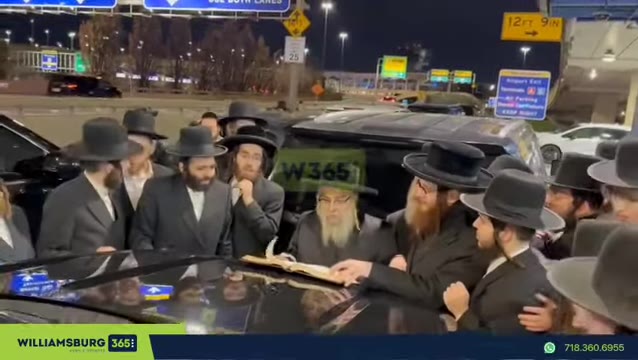 Satmar Rebbe R’ Aharon Doing Kiddush Levanah in Airport | האדמו״ר מסאטמאר בקידוש לבנה