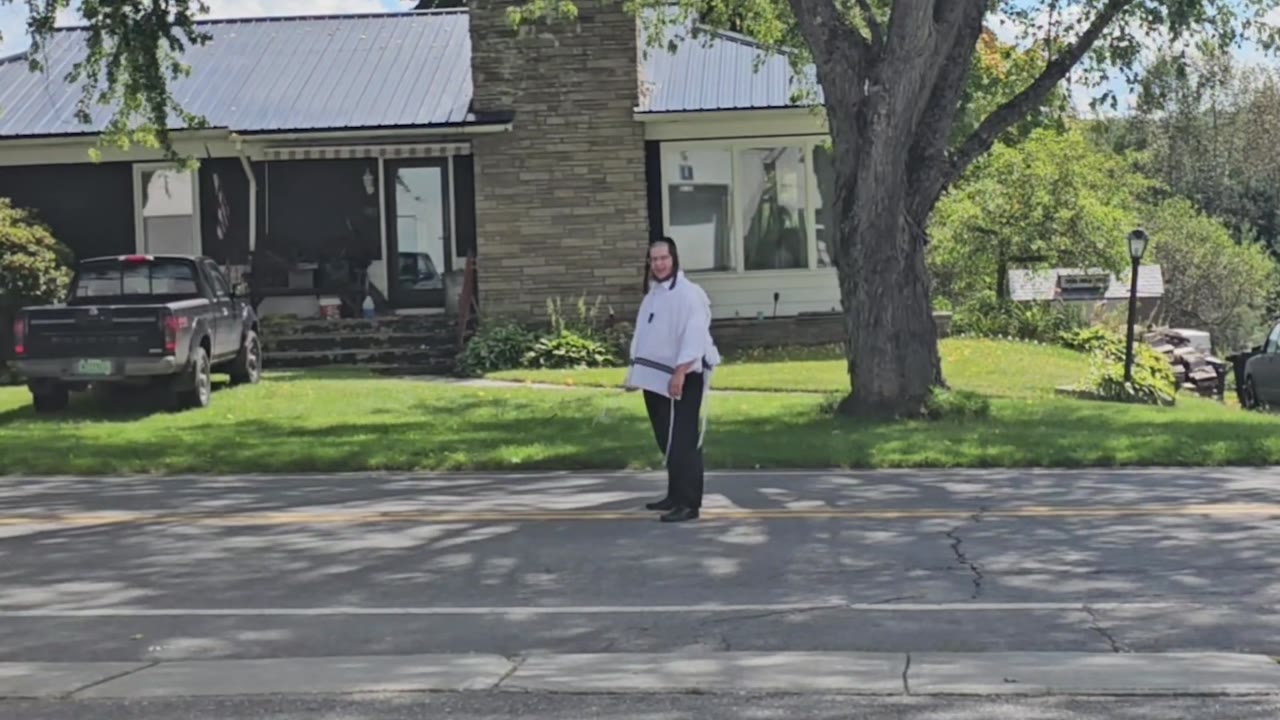 The street that divides USA and Canada | Yiddish