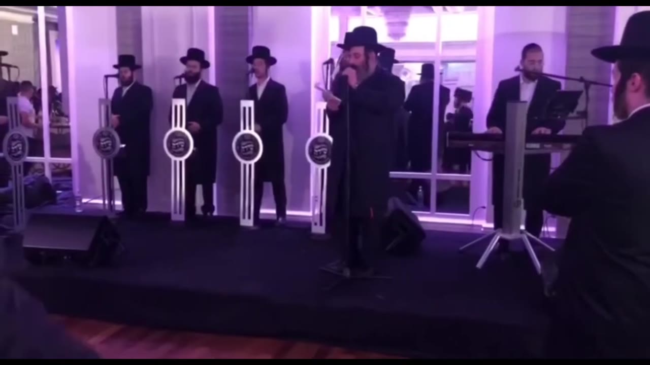 אייזיק האניג ומקהלת שירה עם הקלידן שימי לוי בחתונה