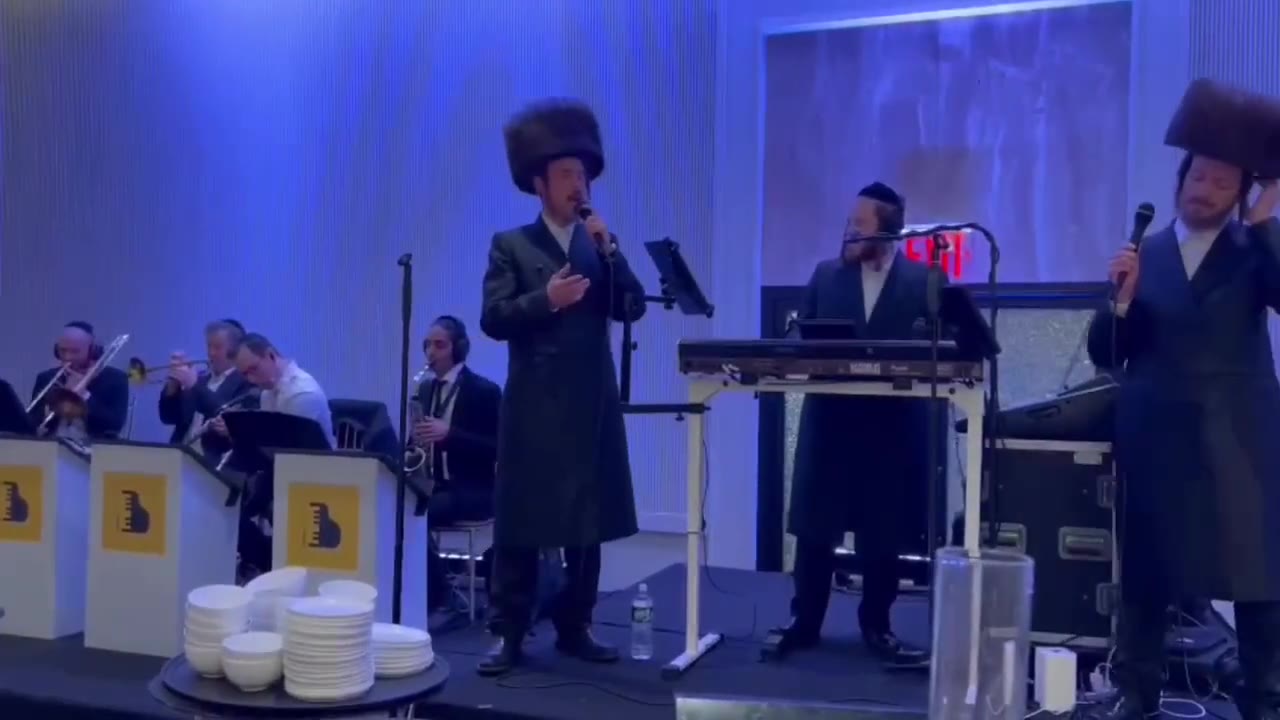 אחים פרוינד עם אברומי ברקו ומקהלת שירה