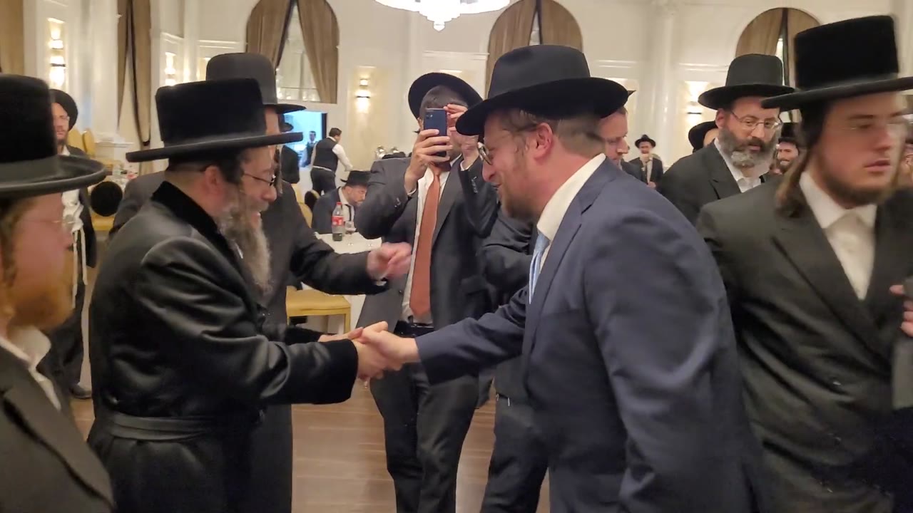 The Sklener Rebbe attends the wedding of Askin R' Avrohom Berger's daughter in Lakewood!
